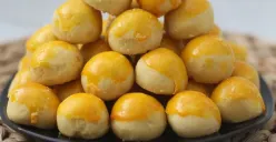 Ilustrasi kue nastar dengan permukaan kuning keemasan yang halus dan mengilap, salah satu kue kering favorit saat Lebaran. (Sumber: Wilkimedia Commons)