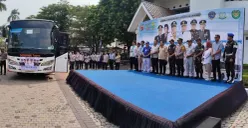 Pelepasan peserta mudik gratis yang digagas Pemkab Karawang, Selasa, 17 Maret 2026. (Sumber: Poskota/Heri Effendi)