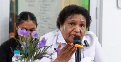 Wamendagri Ribka Haluk memimpin rapat evaluasi dan peningkatan kapasitas pelayanan kesehatan di RSUD Yowari, Sentani, Kabupaten Jayapura, Papua, Selasa, 17 Maret 2026. (Sumber: Dok. Istimewa)