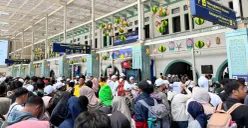 Situasi di Stasiun Pasar Senen, Jakarta Pusat dipadati pemudik pada Selasa, 17 Maret 2026. (Sumber: Poskota/M Tegar Jihad)