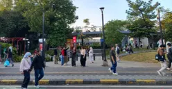 Pengunjung ngabuburit di Taman Literasi Marta Christina Tiahahu, Blok M, Jakarta Selatan. (Sumber: Poskota/Ali Mansur)