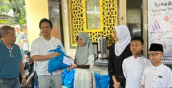 Penyerahan santunan kepada anak yatim di Masjid Jami As-Suhaimiah, Jalan Kebon Sirih Barat I, Menteng, Jakarta Pusat, Selasa, 17 Maret 2026. (Sumber: Poskota/M. Tegar Jihad)