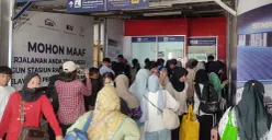 Para pemudik saat memadati Stasiun Rangkasbitung, Kabupaten Lebak, Banten. (Sumber: Poskota/Samsul Fatoni)