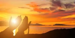 Ilustrasi seorang Muslim di bulan Ramadhan yang sedang berdoa (Sumber: Pinterest)