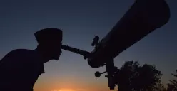 Perbedaan metode penentuan awal Ramadhan antara Muhammadiyah dan NU kerap membuat waktu puasa dan Idul Fitri berbeda di Indonesia. (Sumber: Pinterest)