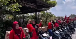 Pemilik restoran Pawon Ayu di Kartasura, Kabupaten Sukoharjo, Jawa Tengah memberikan 29 sepeda motor kepada karyawannya. (Sumber: Instagram/@bebekungkepkartasura)