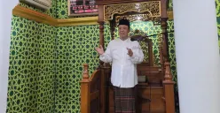 Prof. KH. Achmad Tjachja Nugraha, Guru Besar UIN Syarif Hidayatullah Jakarta saat menyampaikan tausiah di salah satu masjid. (Sumber: Poskota/Gatot)