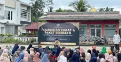 Husnul Khotimah Foundation saat membagikan paket sembako serta pembagian zakat di lingkungan Pondok Pesantren Husnul Khotimah, Desa Gunajaya, Kecamatan Manonjaya, Kabupaten Tasikmalaya. (Sumber: Istimewa)