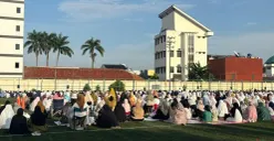 Pelaksanaan solat Idul Fitri di Masjid Al-Falah kawasan Bendungan Hilir (Benhil), Tanah Abang, Jakarta Pusat pada Jumat, 20 Maret 2026. (Sumber: Poskota/Pandi Ramedhan)