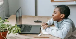 Ilustrasi. Komisi X DPR menegaskan sekolah daring bukan solusi tepat untuk efisiensi BBM. (Sumber: Pexels/Katerina Holmes)