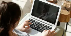 Ilustrasi. Simak aturan terbaru WFH hemat BBM 2026 yang mulai berlaku usai Lebaran. (Sumber: Pexels/Cliff Booth)