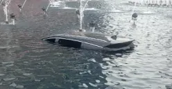 Kecelakaan tunggal, mobil listrik  tercebur ke kolam Bundaran Hotel Indonesia (HI), Jakarta Pusat, Rabu, 25 Maret 2026 sekitar pukul 04.00 WIB. (Sumber: Polda Metro Jaya)