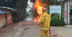Petugas Damkar tengah memadamkan api yang melalap sebuah warung di wilayah Gunungsindur, Kabupaten Bogor. (Sumber: Istimewa)