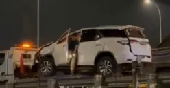 Petugas dalam Tol Desari mengevakuasi mobil yang terguling di Jalan Tol Desari, Selasa malam, 24 Maret 2026. (Sumber: tangkapan layar)