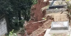 Longsor terjadi di TPU Muara Benda Depok pasca hujan deras. (Sumber: Istimewa)