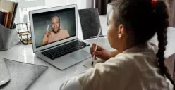 Ilustrasi kegiatan belajar siswa menggunakan perangkat digital sebagai bagian dari wacana pembelajaran daring dan hybrid di Indonesia. (Sumber: Pinterest)