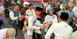 Anggota DPRD Jabar, Abdul Karim saat membagikan tajikl kepada warga pada kegiatan bertemakan Berbagi itu Indah' yang digelar DPC Partai Gerindra Kabupaten Cianjur. (Sumber: Istimewa)