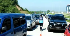 Ratusan kendaraan saat masuk gerbang tol Serang-Panimbang seksi 2 di Lebak. (Sumber: Pengelola Tol Serpan)