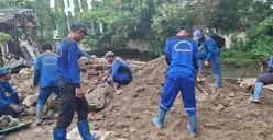 Tanggul anak Kali Angke di RW 10 Jalan Carin Sayang Kelurahan Rawa Buaya Kecamatan Cengkareng Jakarta Barat jebo pada Rabu, 25 Maret 2026. (Sumber: Istimewa)