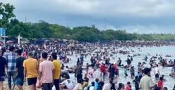 Suasana salah satu pantai di kawasan wisata Anyer dipadati wisatawan pada libur lebaran 2026. (Sumber: Dok. Kominfo Pemkab Serang)