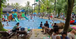 Suasana di Waterboom Putri Duyung Bedahan, Sawangan, Depok ramai pengunjung saat libur lebaran 2026. (Sumber: Poskota/Angga Pahlevi)