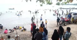 Ilustrasi, objek wisata pantai di Banten ramai pengunjung saat libur lebaran 2026. (Sumber: Poskota/Samsul Fathoni)