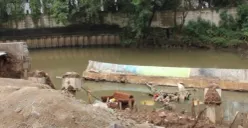 Tanggul anak Kali Angke di RW 10 Jalan Carin Sayang Kelurahan Rawa Buaya Kecamatan Cengkareng Jakarta Barat jebo pada Rabu, 25 Maret 2026. (Sumber: Istimewa)