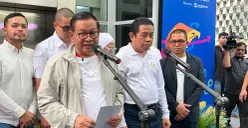 Gubernur Jakarta Pramono Anung dan Ketua DPRD DKI Jakarta, Khoirudin di Halte Tosari, Jakarta Pusat, Jumat, 27 Maret 2026. (Sumber: Poskota/M Tegar Jihad)