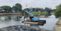 Sebuah ekskavator saat melakukan pengerukan pada berbagai infrastruktur pengendali banjir, seperti sungai, kali, serta waduk, situ, dan embung. (Sumber: Dok. Pemprov DKI)