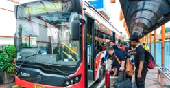 Pelanggan melakukan penaikan pada layanan Transjakarta rute  SH2 (Blok M - Bandara Soetta) dari Jalur 6 Terminal Blok M, Jakarta Selatan menuju Bandara Soekarno Hatta, Rabu, 25 Maret 2026. (Sumber: Istimewa)