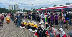 Warga menyerbu kawasan Monas untuk menukar kupon sembako gratis pada Sabtu, 28 Maret 2026. (Sumber: Poskota/Pandi Ramedhan)