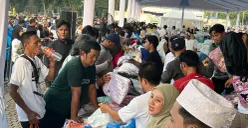 Masyarakat menyerbu pembagian sembako gratis dan pasar murah di kawasan Monas, Jakarta Pusat, Sabtu, 28 Maret 2026. (Sumber: Poskota/Pandi Ramedhan)
