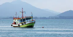 Ilustrasi, kapal laut alami mati mesin dan terombang ambing di laut. (Sumber: freepik)