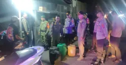 Petugas gabungan mengamankan 5 jeriken tuak di salah satu lapo tuak di Kecamatan Kibin. (Sumber: Dok. Polsek Cikande)