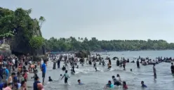 Ribuan wisatawan saat berlibur di salah satu pantai di Carita, Pandeglang. (Sumber: Balawista)