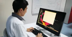 Ilustrasi orang mengecek pengumuman SNBP 2026 yang diakses siswa untuk melihat hasil seleksi masuk perguruan tinggi negeri. (Sumber: Pinterest)