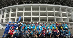 Tim PLN berfoto bersama di depan Stadion Utama GBK sebagai tim di balik layar yang memastikan keandalan pasokan listrik tanpa kedip pada pertandingan final FIFA Series 2026. (Sumber: PLN UID Jakarta Raya)