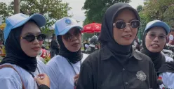 Buruh wanita asal Cirebon datang ke Monas, Jakarta Pusat, untuk memperingati May Day atau Hari Buruh, Jumat, 1 Mei 2026. (Sumber: Poskota/Pandi Ramedhan)