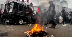 Massa buruh yang menyampaikan aspirasi di depan Gedung DPR/MPR RI, Jakarta Pusat, pada perayaan May Day 2026, Jumat, 1 Mei 2026. (Sumber: Poskota/Pandi Ramedhan)
