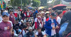 Ribuan massa buruh peringati May Day di kawasan Monas, Jakarta Pusat, masih bertahan, Jumat, 1 Mei 2026. (Sumber: Poskota/Pandi Ramedhan)