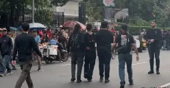 Salah seorang massa aksi ditangkap atas dugaan pencurian saat peringatan Hari Buruh Internasional di depan gedung DPR RI, Senayan, Tanah Abang, Jakarta Pusat, Jumat, 1 Mei 2026. (Sumber: Poskota/Pandi Ramedhan)