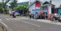 Suasana di lokasi kecelakaan lalulintas tunggal di depan SD Negeri Sukaratu 5 di Kecamatan Majasari, Pandeglang. (Sumber: Poskota/Samsul Fatoni)