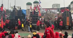 Penyampaian aspirasi oleh massa buruh pada peringatan May Day 2026 di depan Gedung DPR/MPR RI, Jakarta Pusat, Jumat, 1 Mei 2026. (Sumber: Poskota/Pandi Ramedhan)