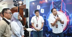 Direktur Utama Telkom Dian Siswarini (kedua dari kiri) dan Direktur IT Digital Telkom Faizal Rochmad Djoemadi (paling kiri) meninjau langsung kesiapan teknologi yang dikembangkan oleh ekosistem AI TelkomGroup. (Sumber: Telkom)