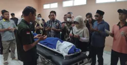 Bupati Pandeglang dan jajarannya saat menjenguk korban laka lantas yang melibatkan pejabat Pemkab Pandeglang di RSUD Berkah Pandeglang. (Sumber: Setda Pandeglang)