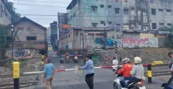 Kereta Api Indonesia akhirnya memasang palang pintu sementara di perlintasan sebidang JPL 86 yang berada di Jalan Ampera, dekat Stasiun Bekasi Timur, Kota Bekasi. (Sumber: KAI)
