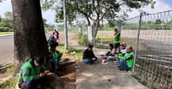 Chandra dan Riki bersama sejumlah driver lainnya saat istirahat sejenak di pinggir jalan Jakarta Garden City (JGC), Jakarta Timur, Sabtu, 2 Mei 2026. (Sumber: Poskota/M Tegar Jihad)