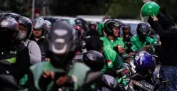 Aktivitas sejumlah pengendara ojek online (Ojol) menunggu penumpang di kawasan Pancoran, Jakarta Selatan. (Sumber: Poskota)