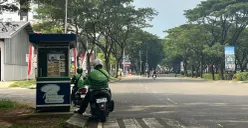 Sejumlah driver ojol saat istirahat sejenak di pinggir jalan Jakarta Garden City (JGC), Jakarta Timur, Sabtu, 2 Mei 2026. (Sumber: Poskota/M Tegar Jihad)