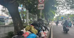 Sampah terlihat menumpuk di sepanjang trotoar di Jalan Duri Raya tepatnya di depan Graha Arteri Mas, Kedoya, Kebon Jeruk, Jakarta Barat, Sabtu, 2 Mei 2026. (Sumber: Poskota/ Pandi Ramedhan)